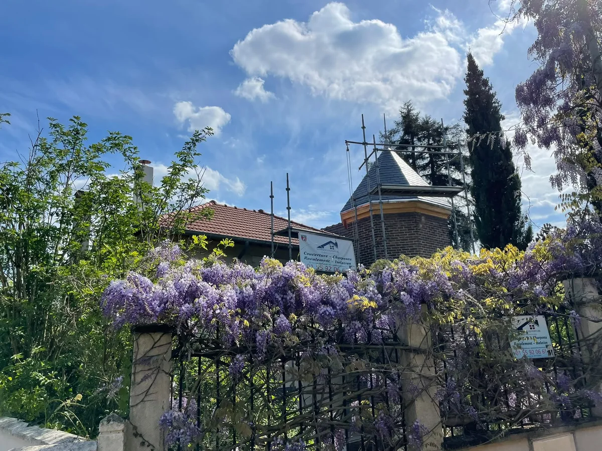 Bâtiment couvert d’ardoise vu de loin