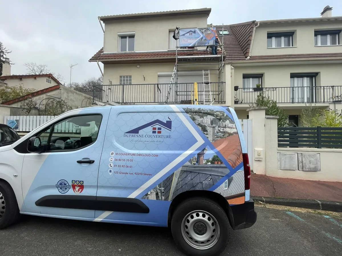 Camionnette de l’entreprise devant une maison avec échafaudage
